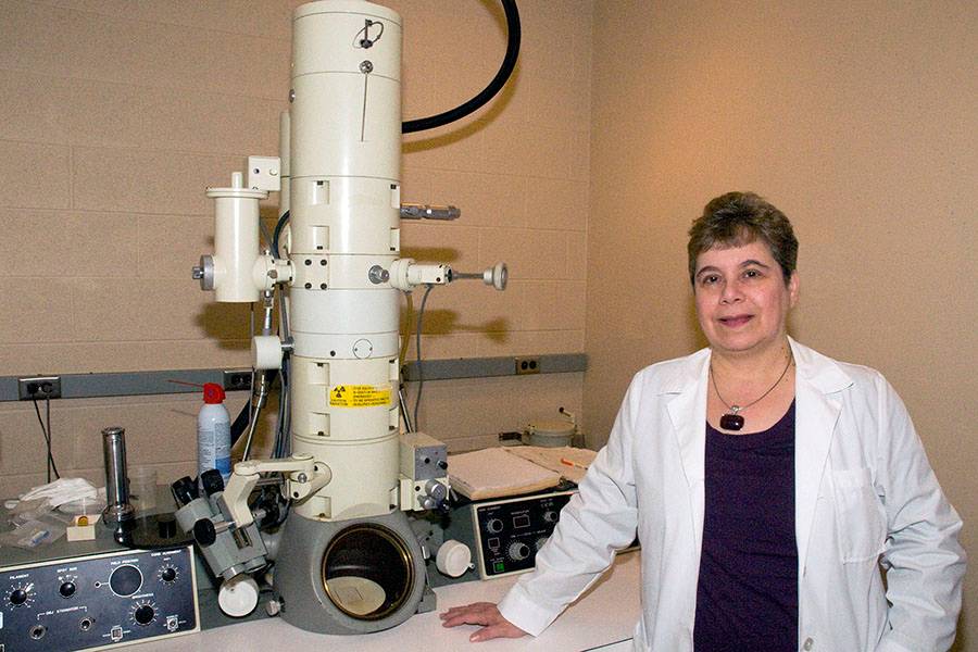 Jeannette Killius with JEM-100S TEM at Northeastern Ohio Universities Colleges of Medicine and Pharmacy