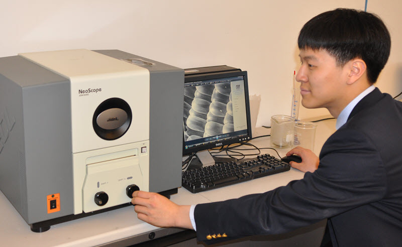 Yiheng Chen using the NeoScope Benchtop SEM in his engineering class at The Haverford School.